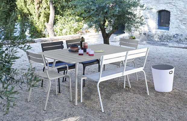 Table dans un jardin.jpg